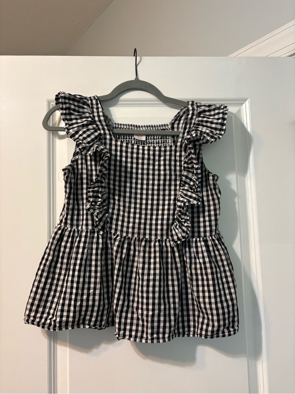 Black & White Gingham Ruffle Top
Size XLL